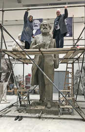 Wu Weishan zeigt Baudezernent Andreas Ludwig in seinem Atelier den Stand der Arbeit an der Karl-Marx-Statue, die ohne Sockel 4,40 Meter hoch ist