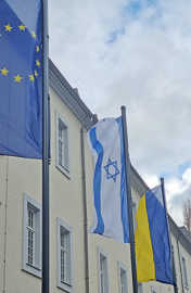 Vor dem Rathaus weht die israelische Flagge neben denen der EU und der Ukraine.