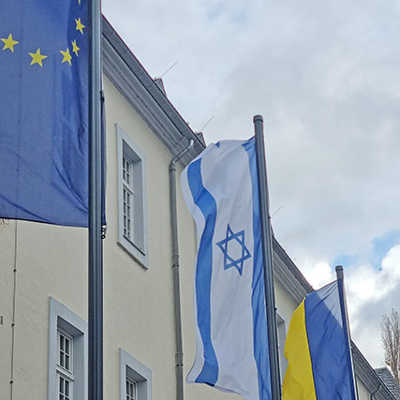 Vor dem Rathaus weht die israelische Flagge.