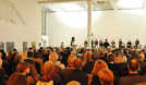 Die zahlreichen Besucher in der Kunsthalle der Akademie erleben die Uraufführung einer Liedvertonung des Trierer Komponisten Joachim Reidenbach. Foto: Europäische Kunstakademie