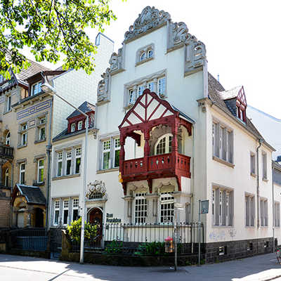Der vordere Teil des Haus Franziskus ist über die Christophstraße erreichbar. Der barrierefreie Zugang zum Kutscherhaus im hinteren Teil des Gebäudekomplexes liegt in der Kochstraße (rechts). 