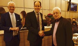 Der noch amtierende Baudezernent Andreas Ludwig (r.) gratuliert mit OB Wolfram Leibe (l.) seinem Nachfolger Thilo Becker (Mitte) nach der Wahl im Stadtrat.