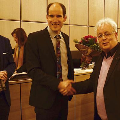 Der noch amtierende Baudezernent Andreas Ludwig (r.) gratuliert mit OB Wolfram Leibe (l.) seinem Nachfolger Thilo Becker (Mitte) nach der Wahl im Stadtrat.