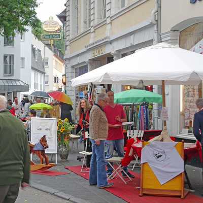 Stände von ansässigen Geschäften laden im Karl-Marx-Viertel zum Stöbern ein.