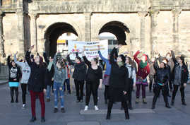 „One billion rising“-Aktion auf dem prominentesten Trierer Platz vor der Porta Nigra