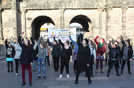 Die „One billion rising“-Aktion findet auf dem prominentesten Trierer Platz vor der Porta Nigra statt, um ein breites Publikum mit der Protest-Choreographie zu erreichen. 
