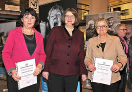 Foto: Bürgermeisterin Angelika Birk stellt die neuen Vertrauenspersonen Maria Dumrese und Gertrud Hoos vor