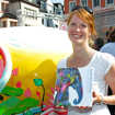 Kerstin Schneekloth mit dem Artbook zur Elephant Parade