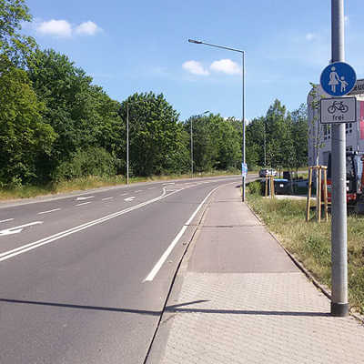 Der Sicherheitstrennstreifen auf der Fahrbahn soll die Autos weiter vom kombinierten Rad- und Gehweg abrücken.