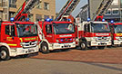 Die acht neuen Drehleiterfahrzeuge der regionalen Feuerwehren präsentieren sich auf dem Viehmarktplatz.