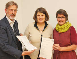 Ludwig Kuhn und Sabine Mock überreichen Bürgermeisterin Angelika Birk die Unterschriftenlisten der Petition für eine faire und nachhaltige Stadt Trier.