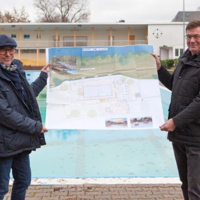 Sebastian Schön (Leiter der Gebäudewirtschaft Trier) und Werner Bonertz (Geschäftsführer der SWT Bäder GmbH) präsentieren die Pläne für das neue Nordbad. Foto: Stadtwerke Trier