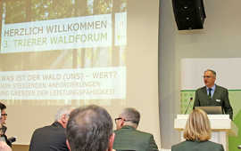 Der Leiter des Trierer Forstamts, Gundolf Bartmann, begrüßt die Teilnehmer des dritten Waldforums in der Rechtsakademie. 