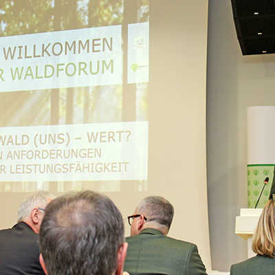 Der Leiter des Trierer Forstamts, Gundolf Bartmann, begrüßt die Teilnehmer des dritten Waldforums in der Rechtsakademie. 