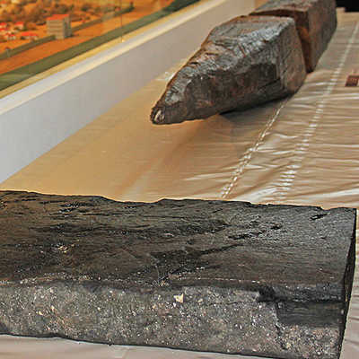 Diese Holzfunde gehörten zu einer Spundwand, die beim Bau der römischen Stadtmauer in  der Nähe der Porta Nigra verwendet wurde. Anhand der Jahresringe wurde festgestellt, dass die Bäume im Jahr 170 nach Christus gefällt wurden.