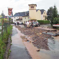 Aufräumarbeiten nach der Sturzflut 2012 in Eitelsbach.