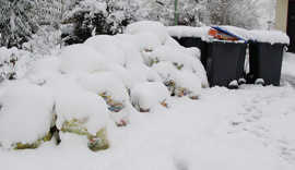 Nach längerem Schneefall verschwinden Gelbe Säcke und Mülltonnen unter einer weißen Decke.