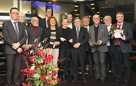 Kultudezernent Thomas Schmitt (links) übergab den Trägern des Kulturpreises bei einer Feierstunde im Foyer des Theaters Trier Urkunden und Anstecknadeln.