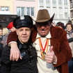 Polizist und Cowboy geben ein 'Daumen hoch' für die Feier auf dem Hauptmarkt.