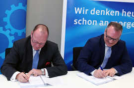 Lutz Leide und Arndt Müller unterzeichnen die Mietverträge für das THW-Gebäude