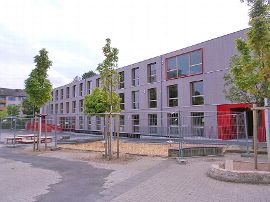 Ähnlich wie bei der Ludwig-Weber-Grundschule in Frankfurt am Main (Foto: GWT) soll auf dem Wolfsberg ein dreigeschossiger Holzrahmenbau als Ausweichquartier für die IGS errichtet werden.