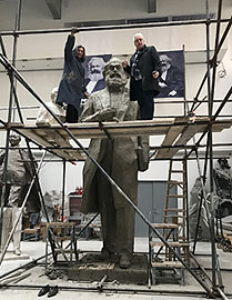 Wu Weishan zeigt Baudezernent Andreas Ludwig in seinem Atelier den Stand der Arbeit an der Karl-Marx-Statue.