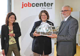 Bürgermeisterin Angelika Birk (Mitte) freut sich über das Geschenk des Jobcenters, das ihr Teamleiter Dieter Wilbert und Geschäftsführerin Marita Wallrich überreichen