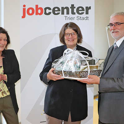 Bürgermeisterin Angelika Birk (Mitte) freut sich über das Geschenk des Jobcenters, das ihr Teamleiter Dieter Wilbert und Geschäftsführerin Marita Wallrich überreichen. Foto: Jobcenter 