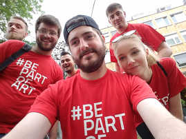 Gruppen-Selfie für die Kunstaktion #BEPARTOFART