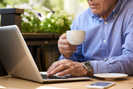 Mit seinen Kursen hilft das Seniorenbüro Trier älteren Menschen, das Internet mit seinen Möglichkeiten im individuellen Tempo kennenzulernen. Foto: Adobe Stock