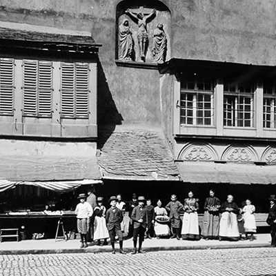 Die Verkaufsbüdchen in der Grabenstraße – auch „Gädemchen“ – genannt, gibt es bereits seit dem Mittelalter. Das historische Foto entstand zwischen 1903 und 1906. Foto: Stadtarchiv