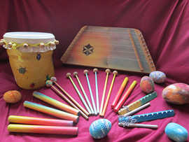 Die Ausstellung in der Stadtbibliothek zeigt farbenfroh gestaltete Klanghölzer und Schlägel, Rhythmus- und Saiteninstrumente sowie Trommeln.