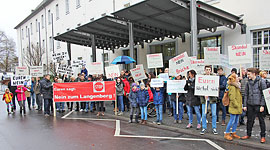Vor dem Rathaus demonstrieren die Mitglieder der Eurener Bürgerinitiative gegen das potenzielle Wohnbaugebiet Langenberg in ihrer Nachbarschaft.