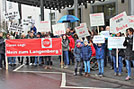 Vor dem Rathaus demonstrieren die Mitglieder der Eurener Bürgerinitiative gegen das potenzielle Wohnbaugebiet Langenberg in ihrer Nachbarschaft.