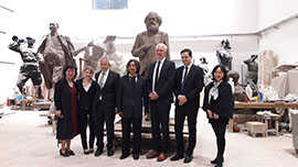 In Peking besuchte die Trierer Delegation den Künstler Wu Weishan in seinem Atelier und begutachtete ein Tonmodell der Marx-Statue, die in Trier aufgestellt werden soll.
