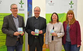 Achim Hill, Bischof Dr. Stephan Ackermann, Ulrike Höfken und Sophie Lungershausen stellen das neue Klimasparbuch vor