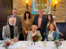 An einer Festtafel sitzt die Jubilarin umringt von Familie und OB Wolfram Leibe sowie Jürgen Plunien.