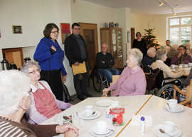 Bürgermeisterin Angelika Birk begrüßt die Senioren in der Olewiger Tagespflegestätte des Club Aktiv. 