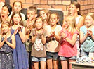 Mit viel Spaß und großem Engagement proben die Kinder für die drei Aufführungen der Oper „Brundibar“ am 29. und 30. Juni im Theater. Foto: Theater Trier