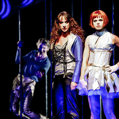 Beliebt: Szenenfoto aus der publikumsträchtigen Inszenierung der "Dreigroschenoper". Foto: Simon Hegenberg/Theater