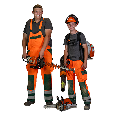 Zwei junge Männer in Arbeitskleidung mit elektrischer Heckenschere und Laubbläser