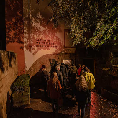 Zu den 35 Schauplätzen des Festivals "Trierer Unterwelten" gehört auch der Weinkeller der Vereinigten Hospitien, der bei einer szenischen Führung mit Carmen Müller inklusive Verkostung erkundet wird. Foto: TTM
