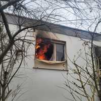 Das Foto zeigt ein Fenster des Bungalows. In dem Raum sind deutlich Flammen zu erkennen. 