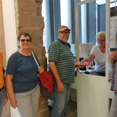 Die Ehepaare Anspach und Dufte sind von Dreieich bei Frankfurt nach Trier gereist und besuchen die Marx-Ausstellung im Stadtmuseum Simeonstift. Foto: Stadtmuseum