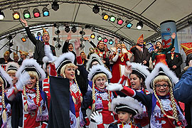 Helau! Die Stadtgarde jubelt Karnevalsprinzessin Tanja I. zu, die am Fetten Donnerstag die Herrschaft über alle Närrinnen und Narren der Stadt übernahm.