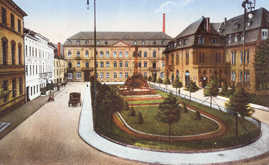 Eine kolorierte Postkarte zeigt den Kornmarkt im Jahr 1911