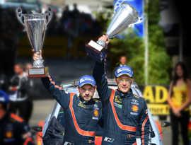 Foto: Thierry Neuville und Nicolas Gilsoul präsentieren ihre Siegerpokale. 