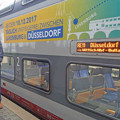 OB Wolfram Leibe vor dem Zug, der künftig Trier und Düsseldorf direkt verbindet. Foto: Ariane Nehring/Stadtplanungsamt