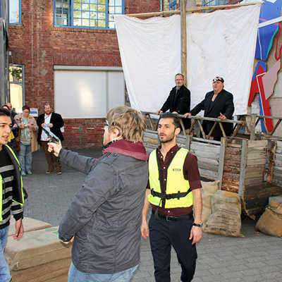 In dem Musiktheaterprojekt verarbeiten die Flüchtlinge auch eigene Erfahrungen. Im Hof der Tufa bekommen die Zuschauer hiervon einen Eindruck. Foto: PA