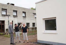 Geschäftsführerin Regina Bergmann (Mitte) erläutert OB Wolfram Leibe und SkF- Vorstandsvorsitzender Annette Laux die Details des fast fertig umgebauten Hauses.